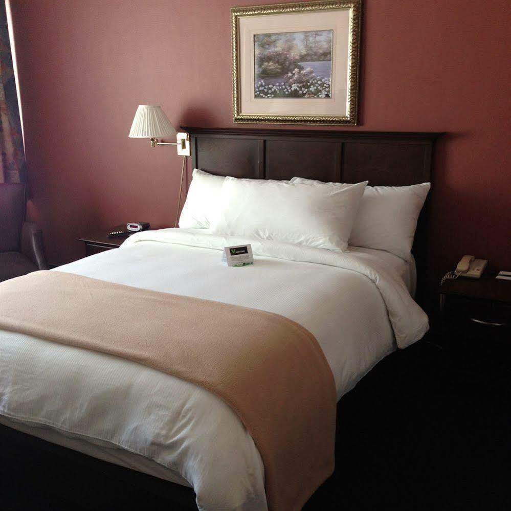 V Hotel & Suites มองก์ตัน ภายนอก รูปภาพ